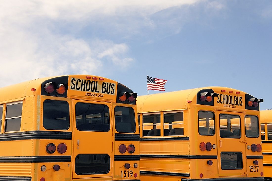 It is common for American children to take a bus to school. 
