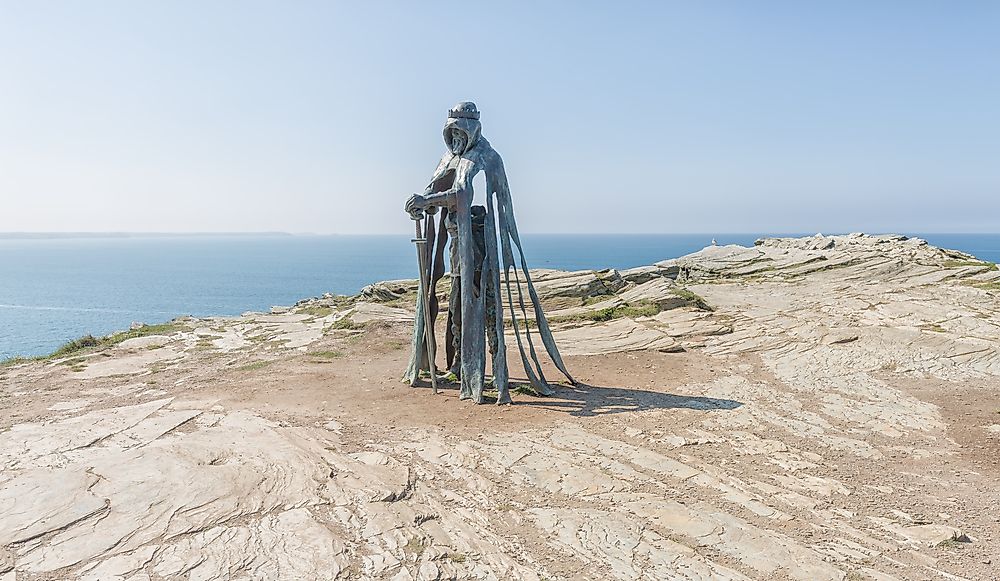 Gallos by sculptor Rubin Eynon was inspired by the legend of King Arthur.  Editorial credit: Mark Godden / Shutterstock.com