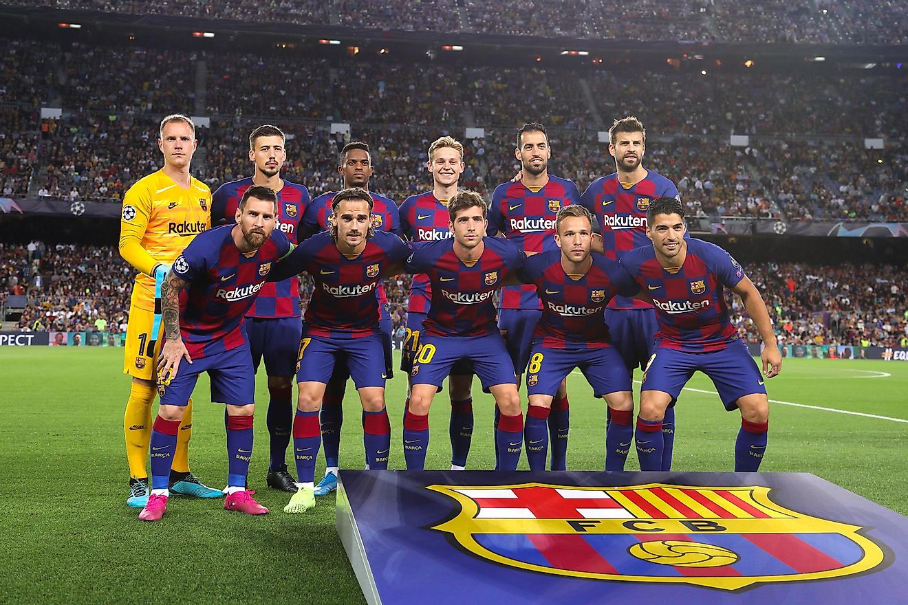 Barcelona starting line-up in center field for team photo during football m...