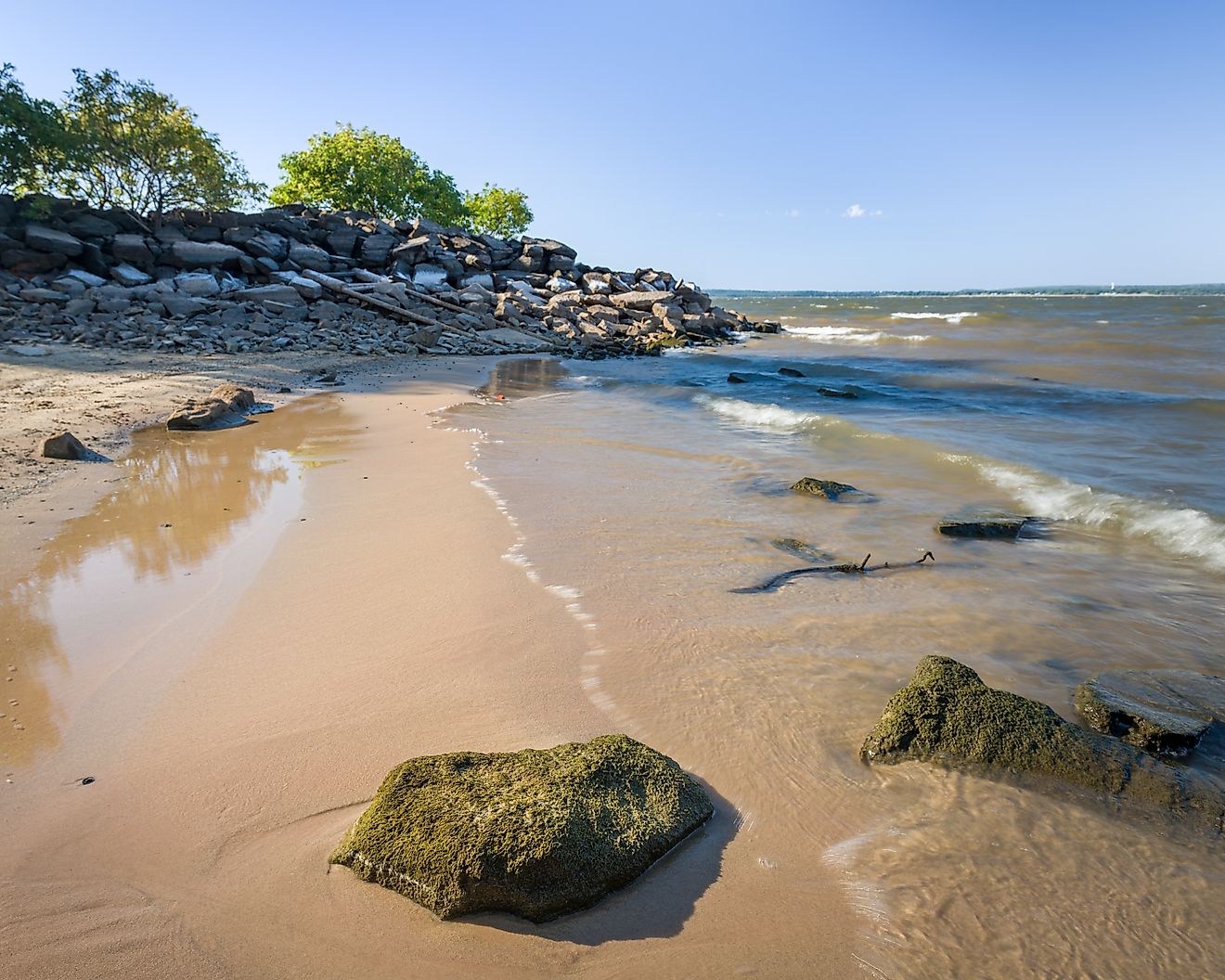 A beach photo at the lake Eufaula, Oklahoma. Visitors can rent tritoon boats, pontoons, tubes, houseboats, and ski boats. Credit: M.Curtis/Shutterstock.com