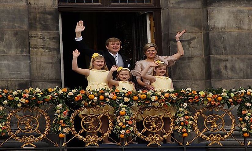 Incumbent King Willem-Alexander and Queen Máxima with their daughters 