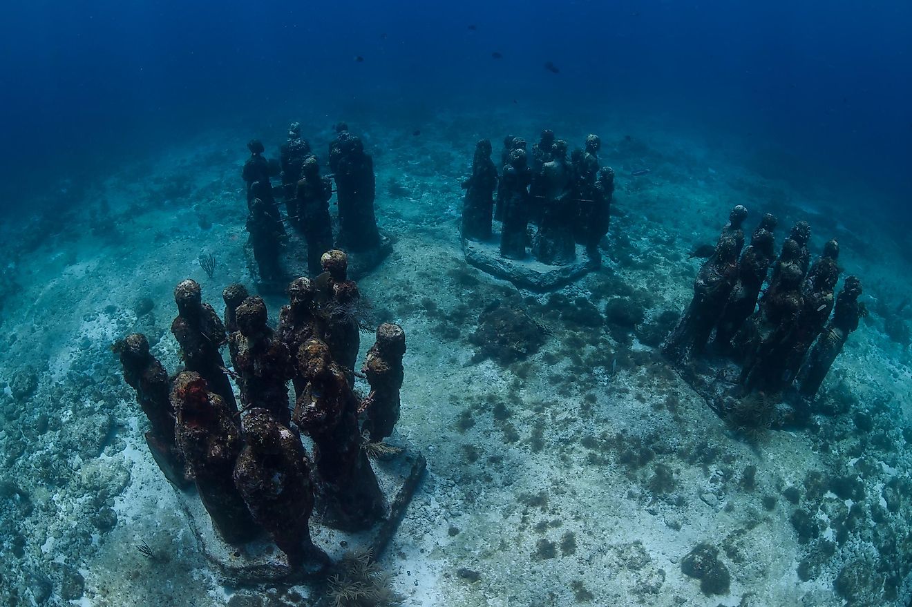 It displays sculptures in life-size that are fixed to the seafloor. Image credit: Martin Voeller / Shutterstock.com