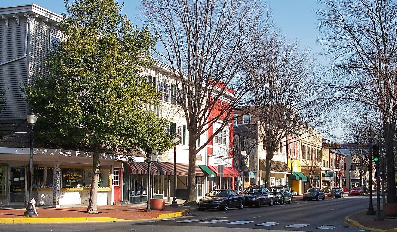 View of Loockerman Street in downtown Dover. By Tim Kiser (w:User:Malepheasant) - Self-photographed, CC BY-SA 2.5, Wikipedia.