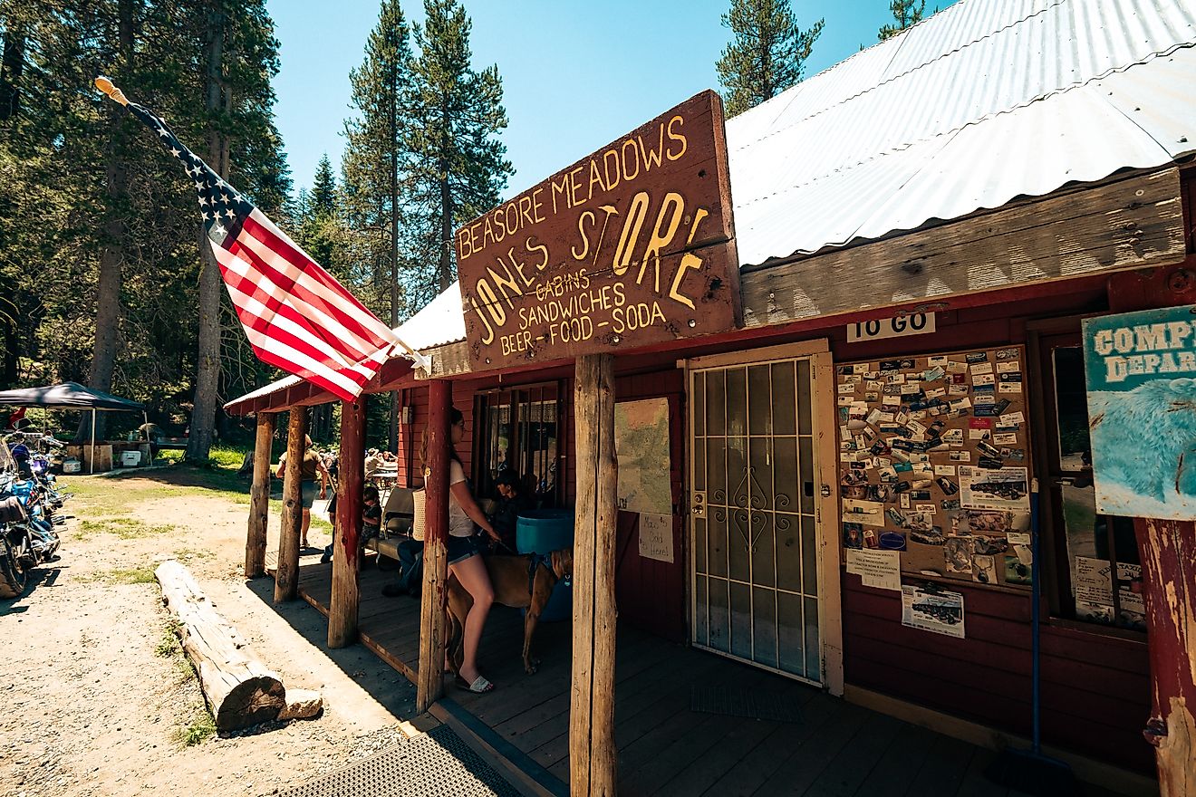 Jones Store in Bass Lake, California (Guywelch2000, CC0, via Wikimedia Commons)