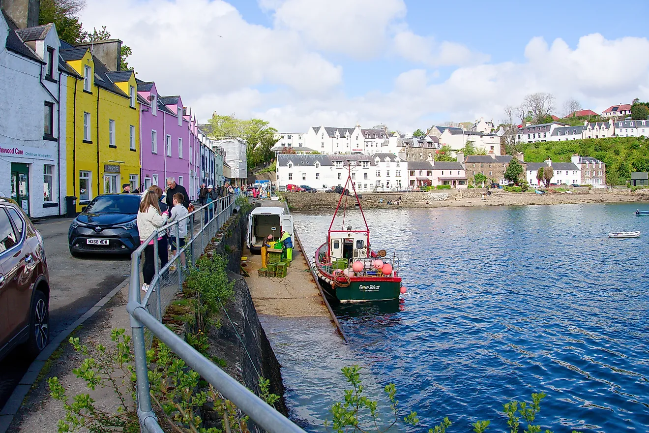 Quiet harbor scene in Portree, Scotland, the UK. Image credit: Multishooter / Shutterstock.com
