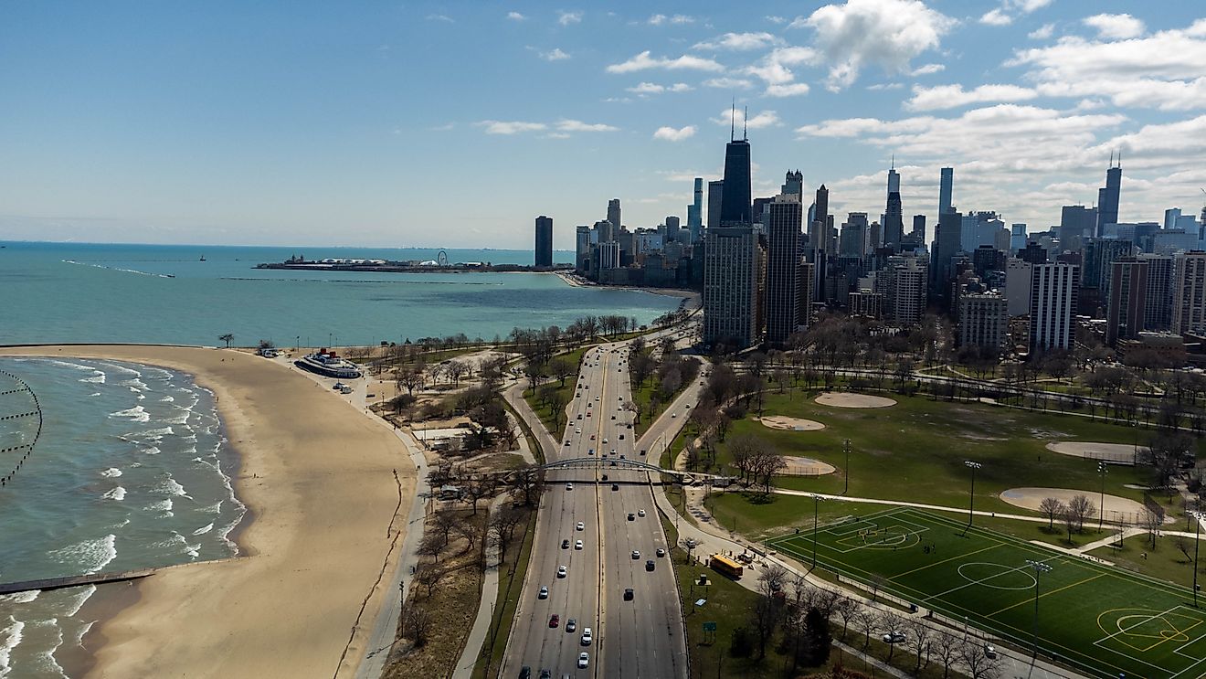 Lake Shore Drive in Lincoln Park, facing Downtown Chicago, Illinois. Editorial credit: Sea Cow, CC BY-SA 4.0, via Wikimedia Commons