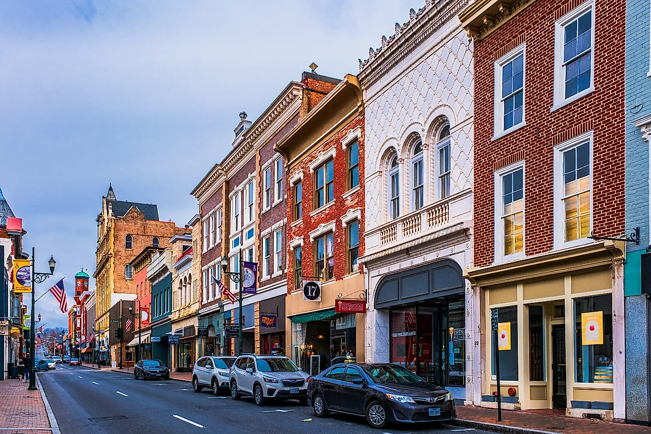 Staunton, Virginia: Downtown road and period architecture on commercial buildings on the historic Beverley Street