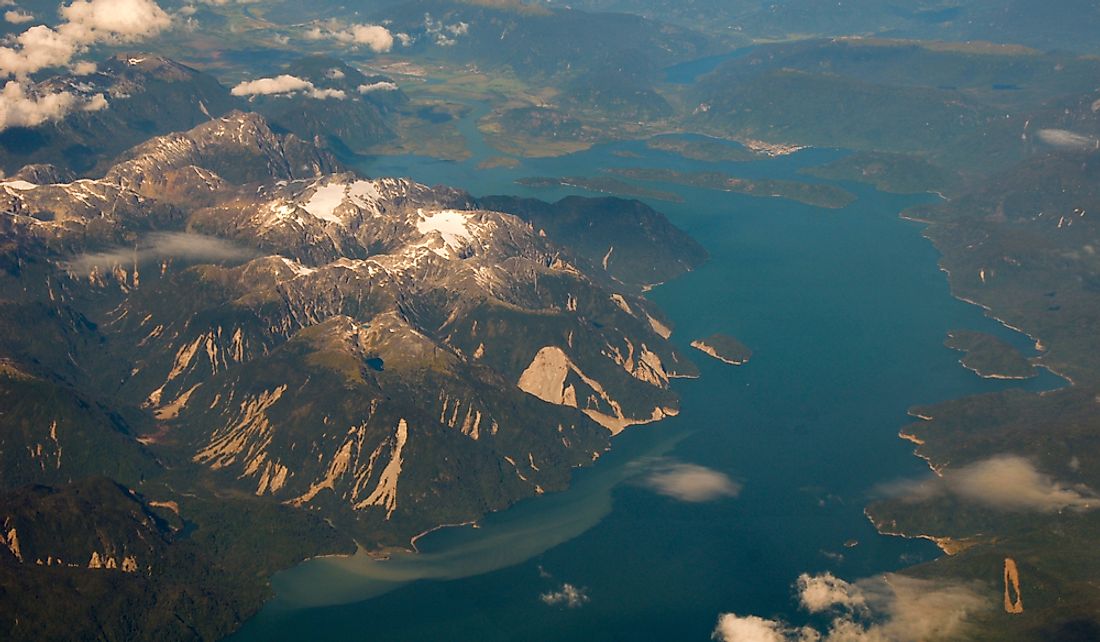 The Cordillera Darwin mountain range is located in the southwestern portion of Isla Grande de Tierra del Fuego.