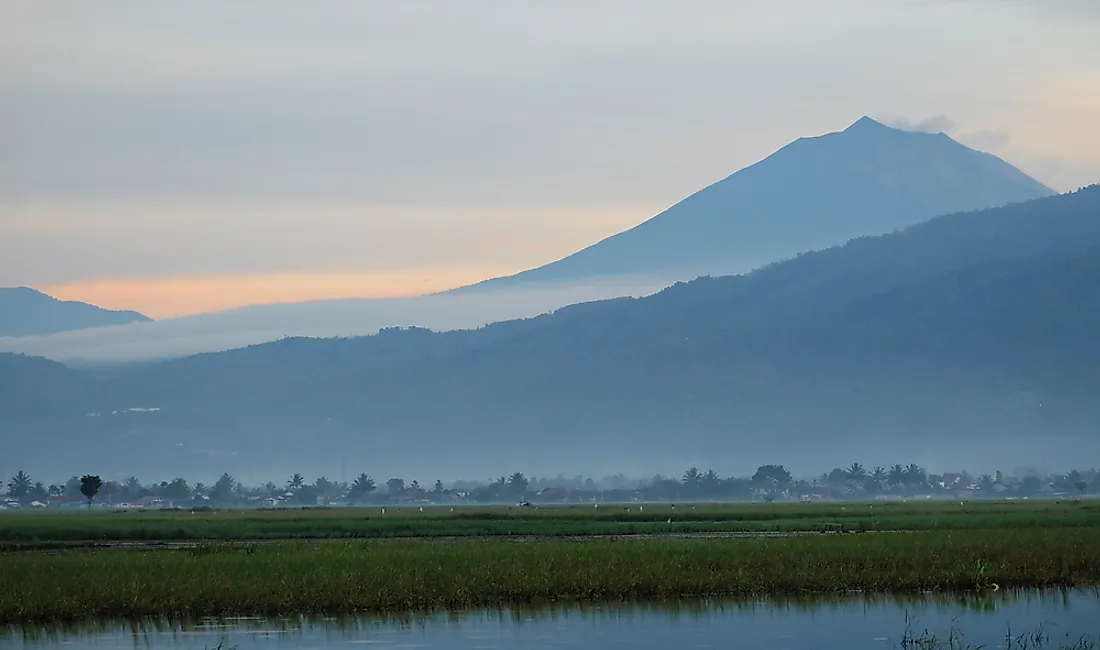 Mount Kerinci is the highest peak of the Barisan Mountains. 