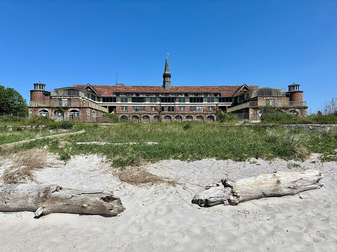 Sandy beach at Seaside State Park in Waterford, Connecticut. Image Credit: Rachel Rose Boucher / Shutterstock
