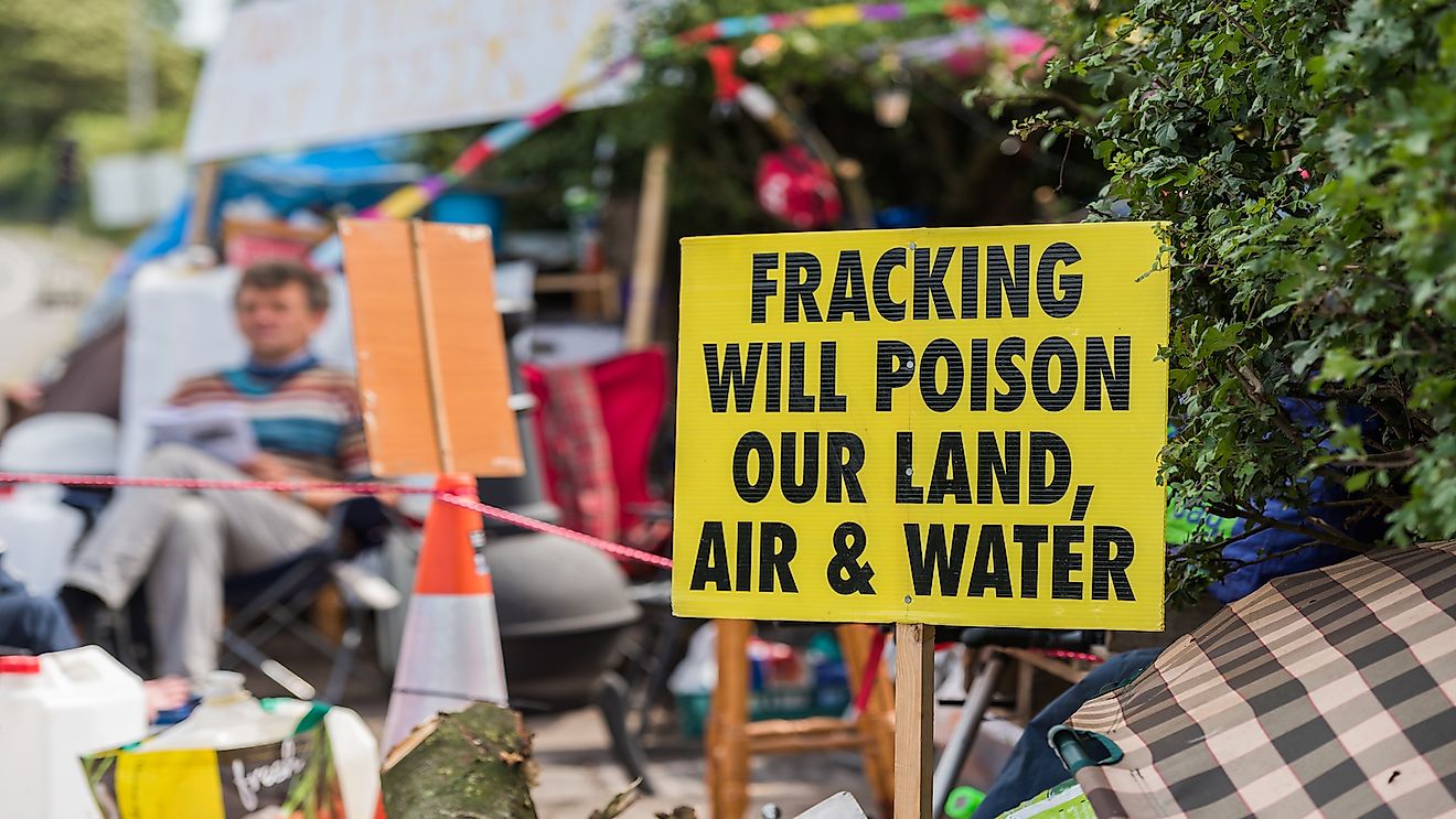 Anti shale gas fracking protestors outside the cuadrilla fracking site at Preston New Road in Lancashire. Editorial credit: seeshooteatrepeat / Shutterstock.com.