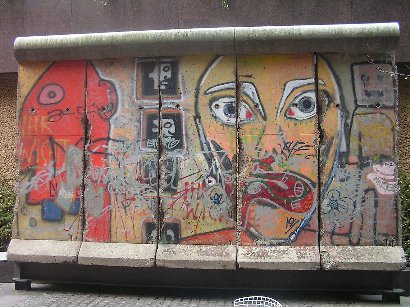 Segment of Berlin wall in New York City. Image credit: Ronny-Bonny/Wikimedia.org