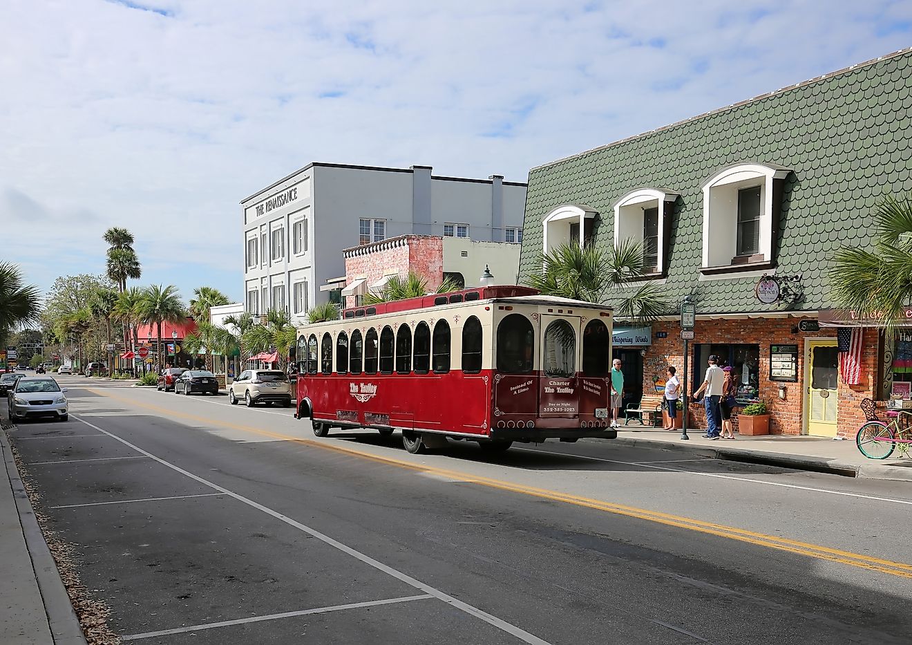 A trolley stops to pick up passengers on Donnelly Street in Mount Dora, Florida. Image credit: Jillian Cain Photography / Shutterstock.com.