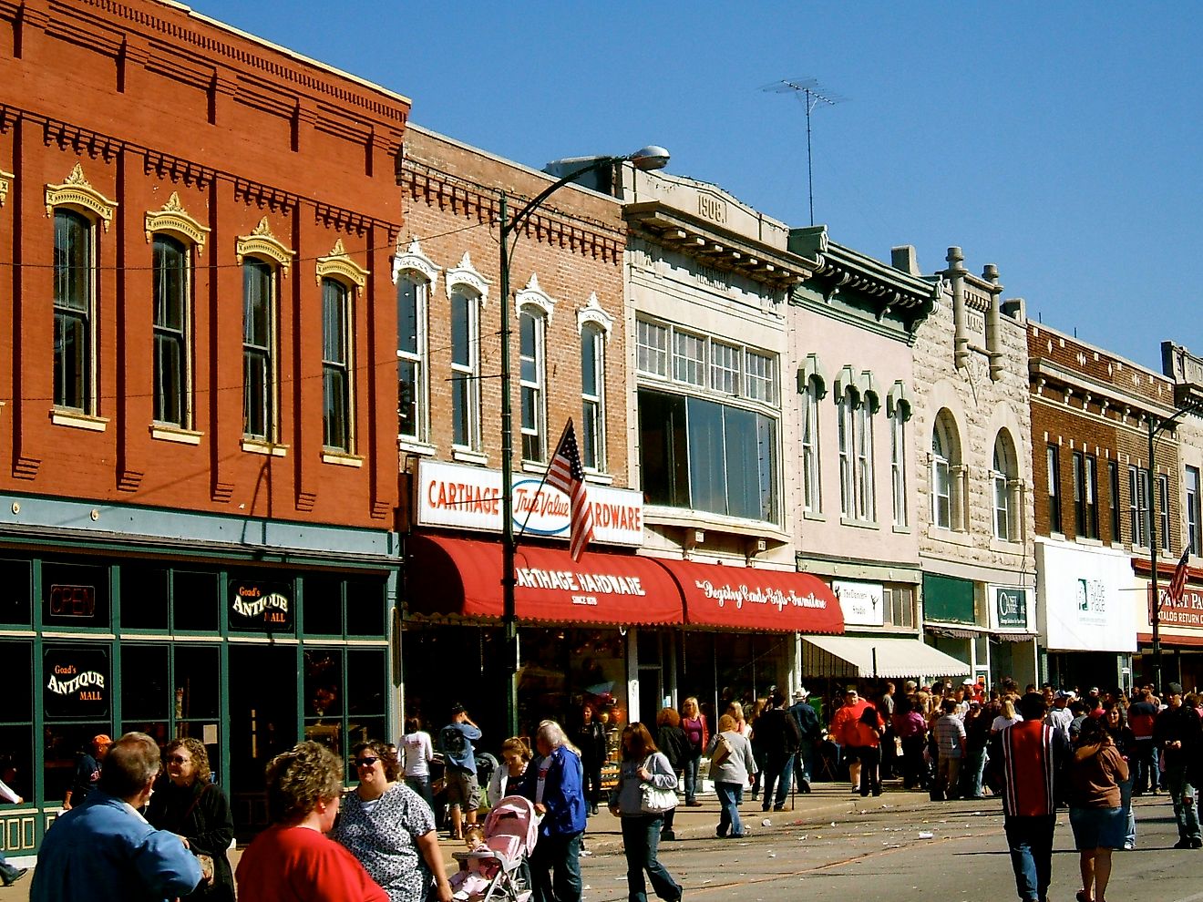 View of the town square in Carthage, Missouri. By Maureen Didde from Kansas City, MO, USA - 2008 | The Square II, CC BY 2.0, https://commons.wikimedia.org/w/index.php?curid=33914742