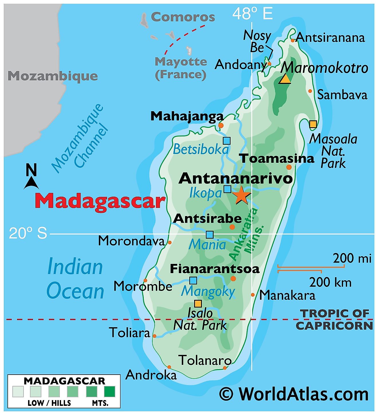 Mapa físico de Madagascar que muestra los límites estatales, el relieve, el punto más alto, las ciudades importantes y los principales ríos.