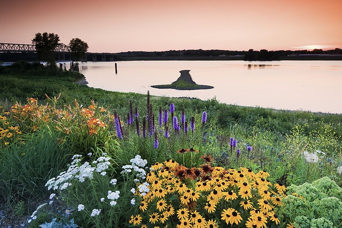 The Mississippi River forms the border between Illinois and Iowa. 