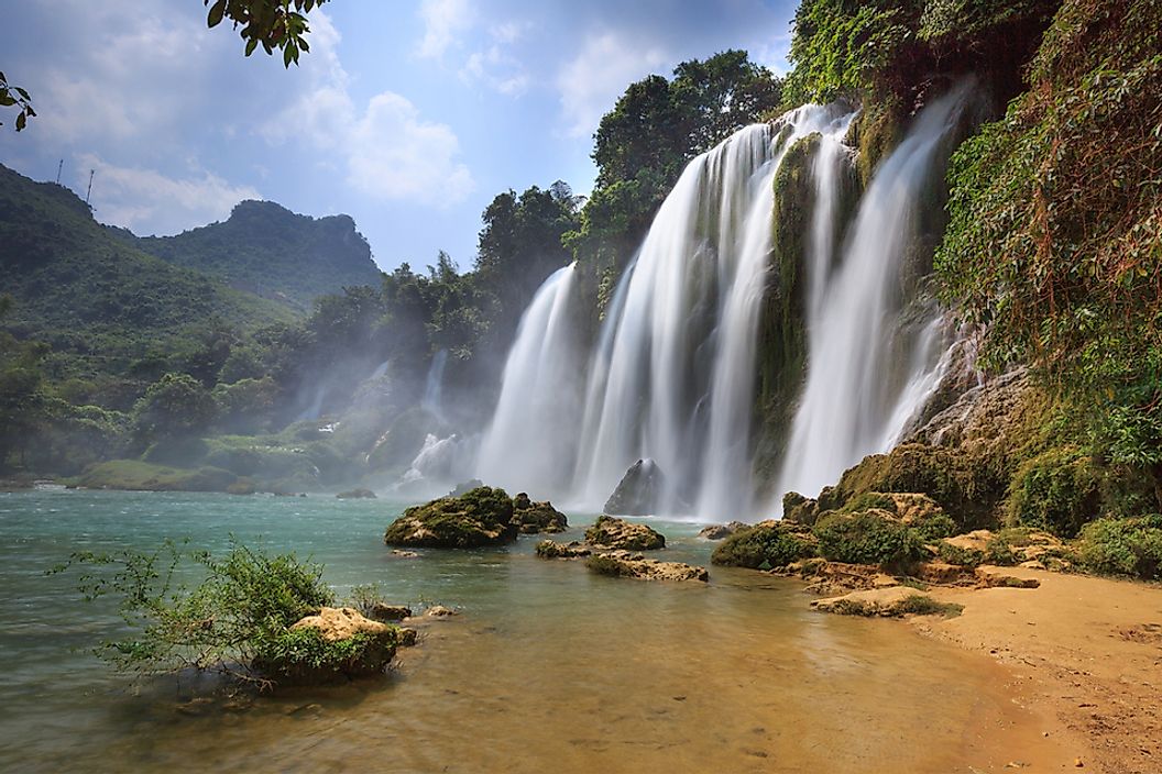 The Ban Gioc waterfall is located near the border between Vietnam and China.