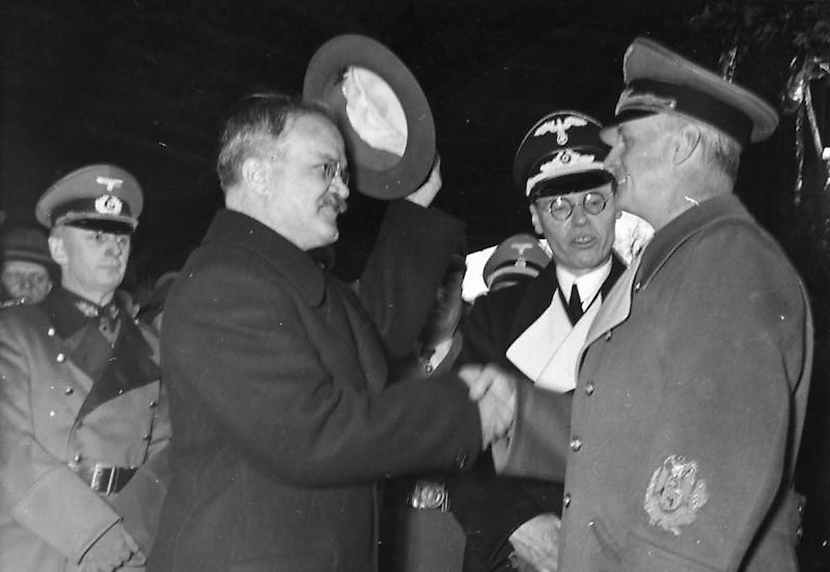 Molotov-Ribbentrop Pact - Joachim von Ribbentrop welcoming Vyacheslav Molotov in Berlin, November 1940.