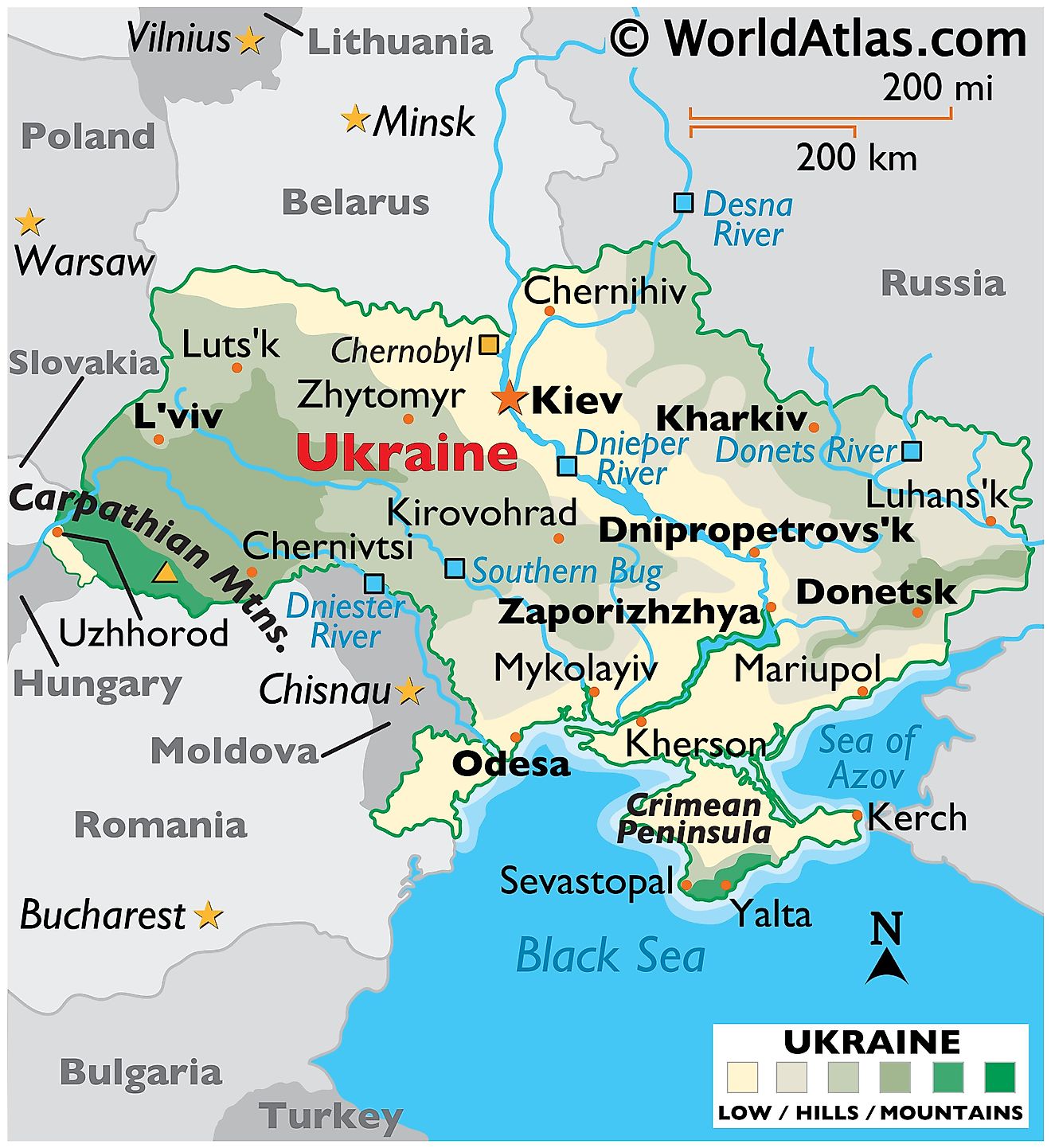 Mapa físico de Ucrania que muestra su relieve, las principales cadenas montañosas, la península de Crimea, los principales ríos, los países limítrofes, las ciudades importantes, etc.