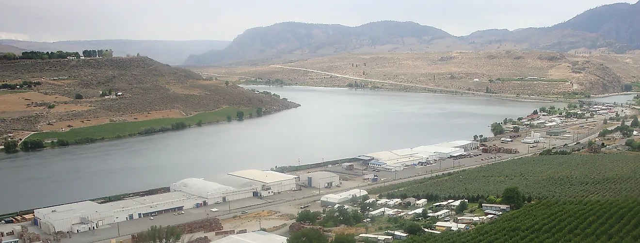 Lake Pateros at Pateros, Washington, USA, By Surachit - Own work, https://creativecommons.org/licenses/by-sa/3.0, https://commons.wikimedia.org/w/index.php?curid=7697663
