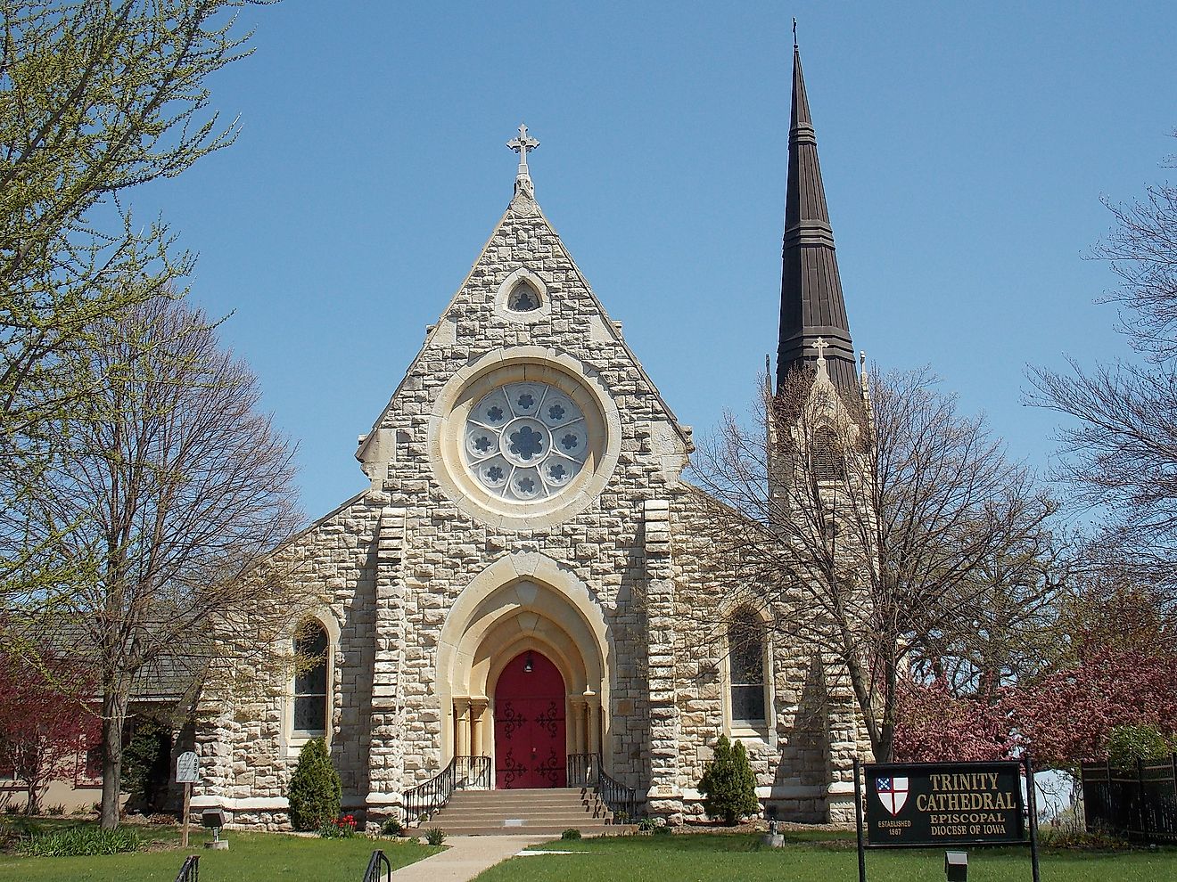 Trinity Episcopal Cathedral Davenport, Iowa in the spring. By Farragutful, CC BY-SA 4.0, via Wikimedia Commons