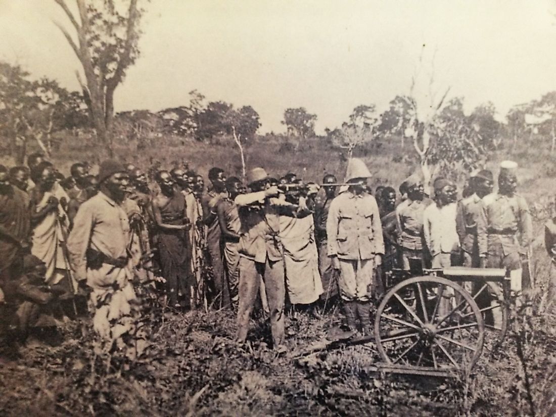 Demonstration of German weapons in front of Ngoni warriors.