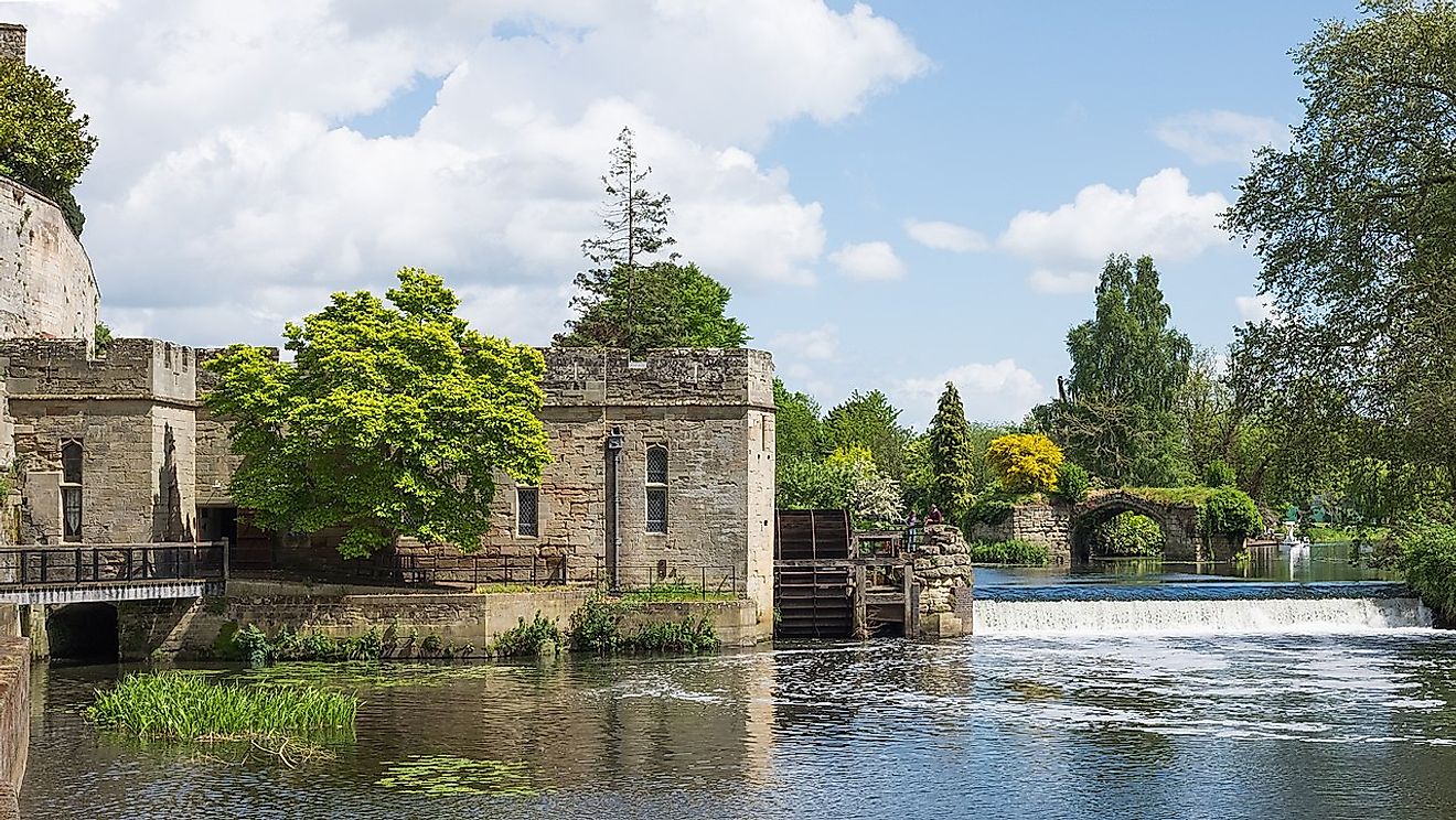 Warwick Castle - Engine House, Waterwheel, Weir, and Old Castle Bridge. Image credit: DeFacto/Wikimedia.org