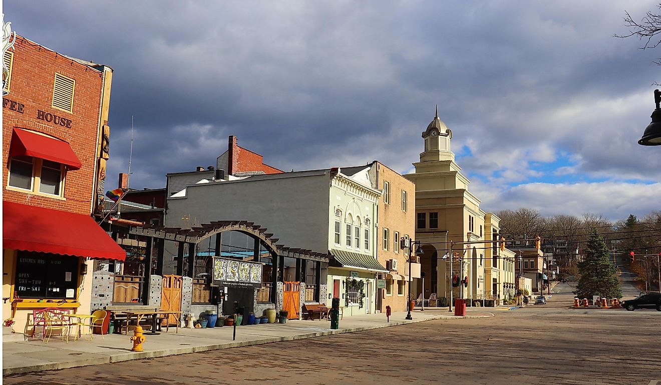 Berkeley Springs street view during the day.