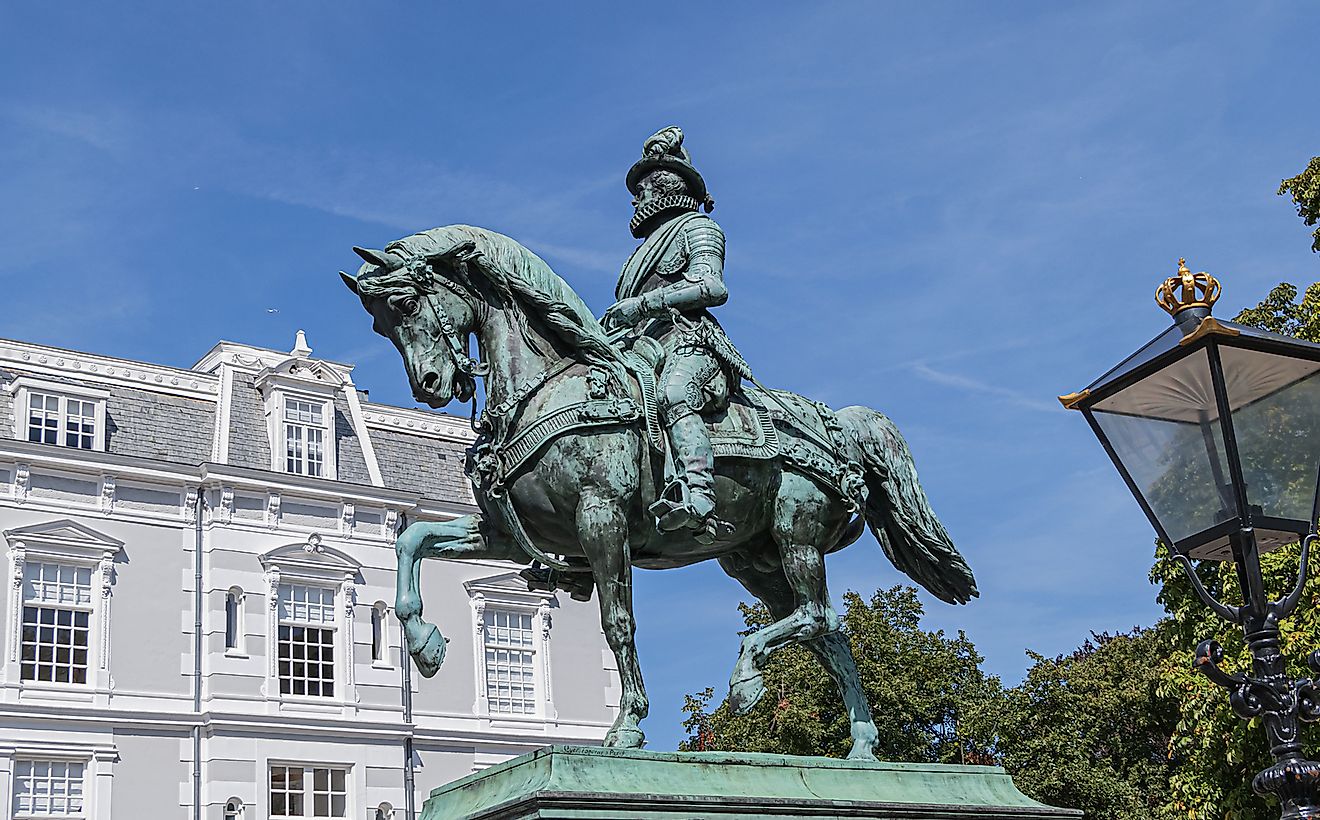 Equestrian statue of Prince William of Orange (1845) on a high pedestal.