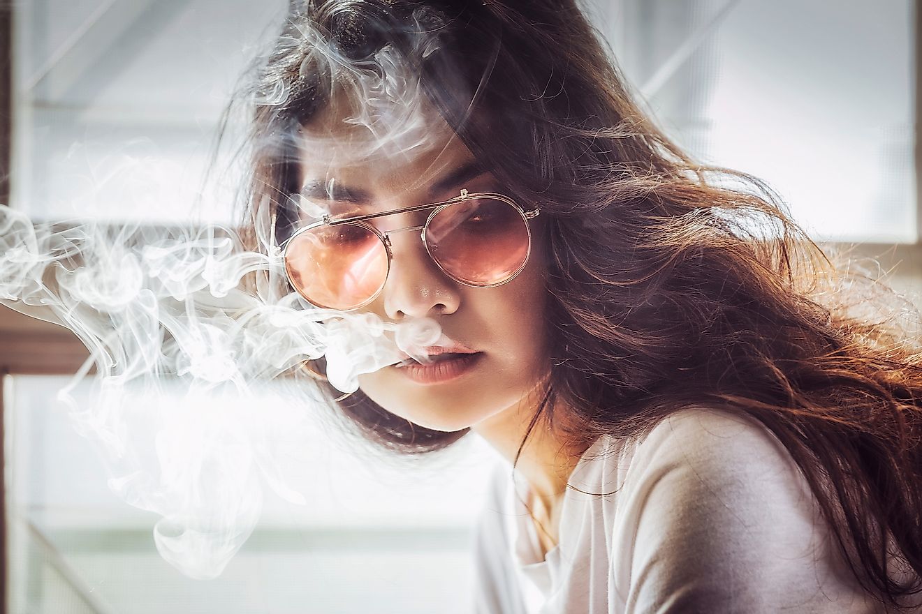 Fumar aumenta o risco de câncer labial.  Crédito da imagem: SantiPhotoSS / Shutterstock.com