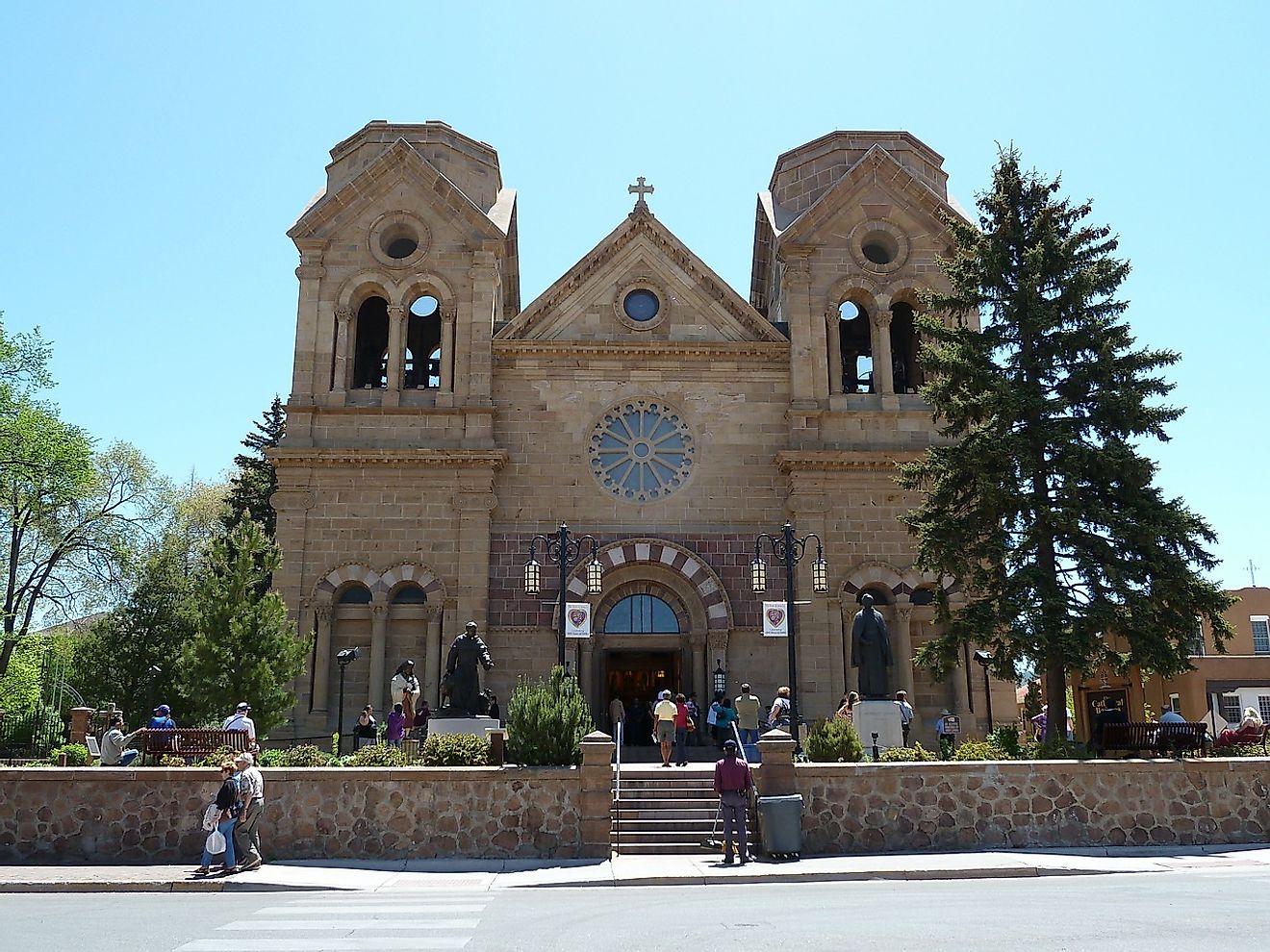 A cathedral in Santa Fe. Image credit: ArtTower from Pixabay 