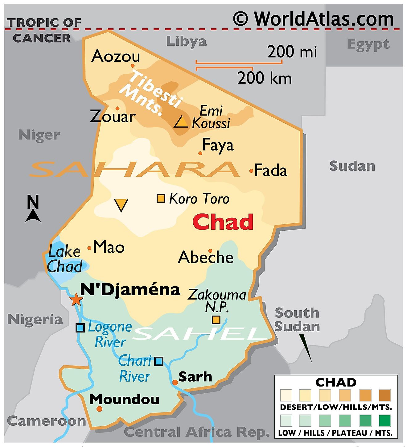 Mapa físico de Chad con límites estatales, relieve, ríos principales, lago Chad, cadenas montañosas y ciudades importantes.