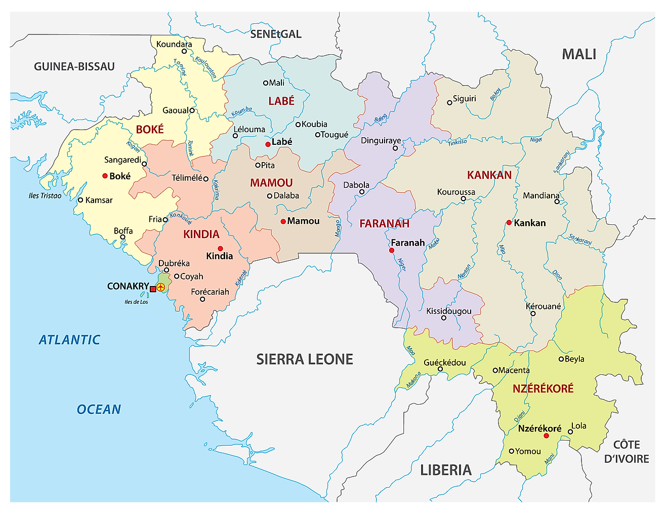 Mapa político de Guinea que muestra las siete regiones administrativas, sus capitales y la capital nacional de Conakry.