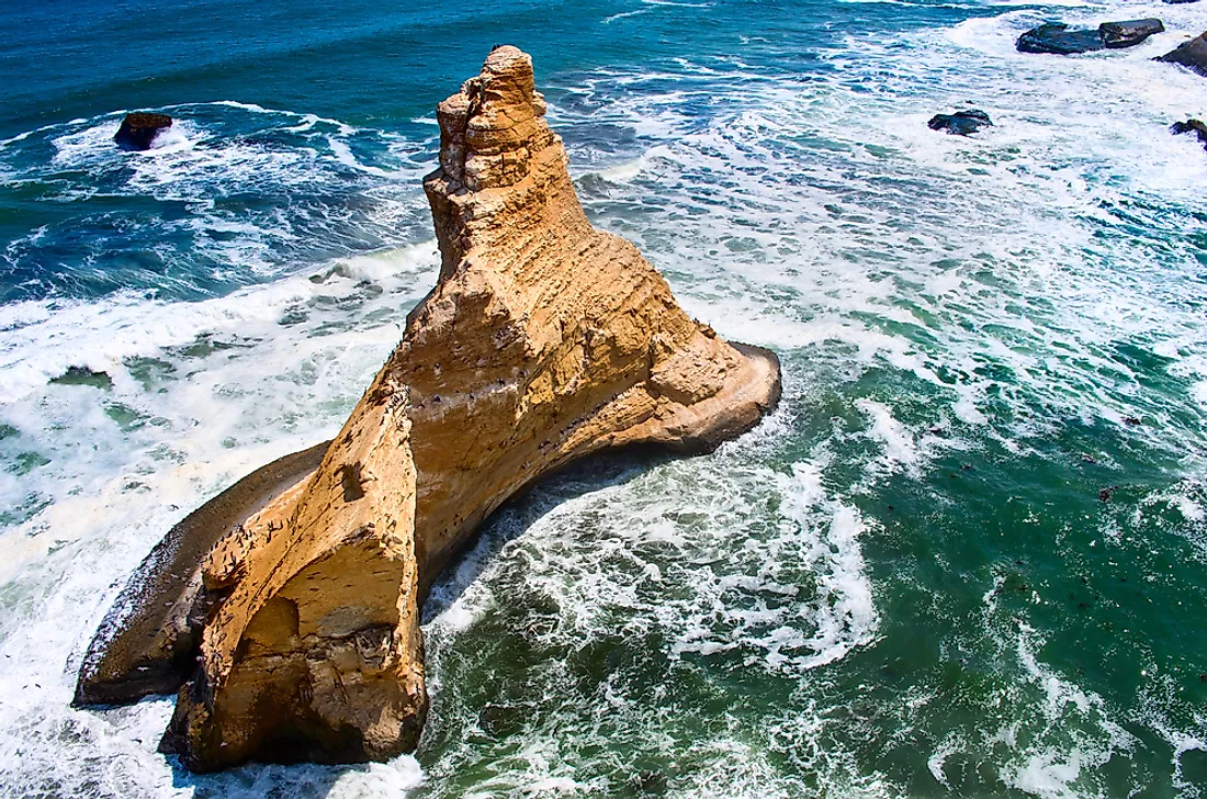 The waters of Mar de Grau have a greenish color due to the phytoplankton that thrives in the water.