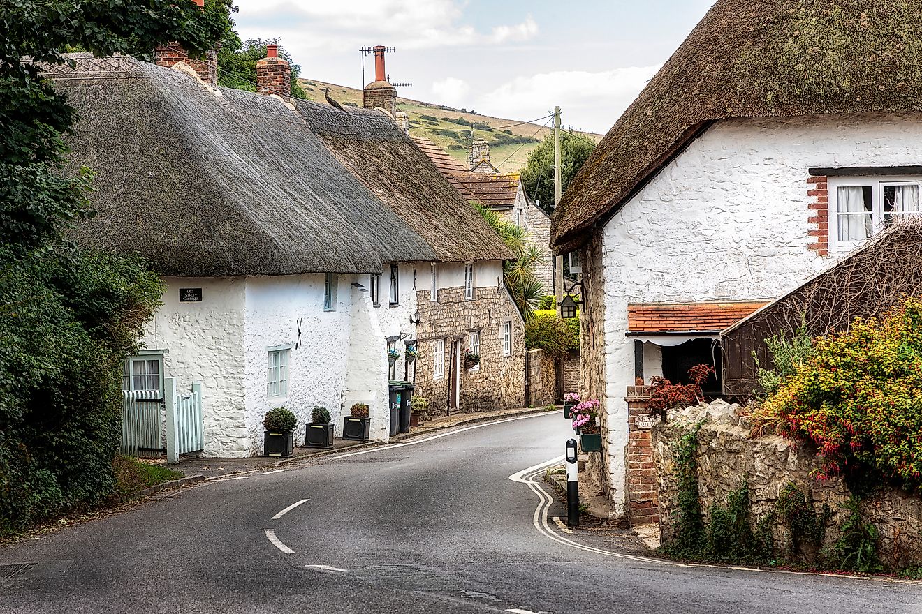 Thatched roof houses in West Lulworth, England (Bourne for nature via Shutterstock)