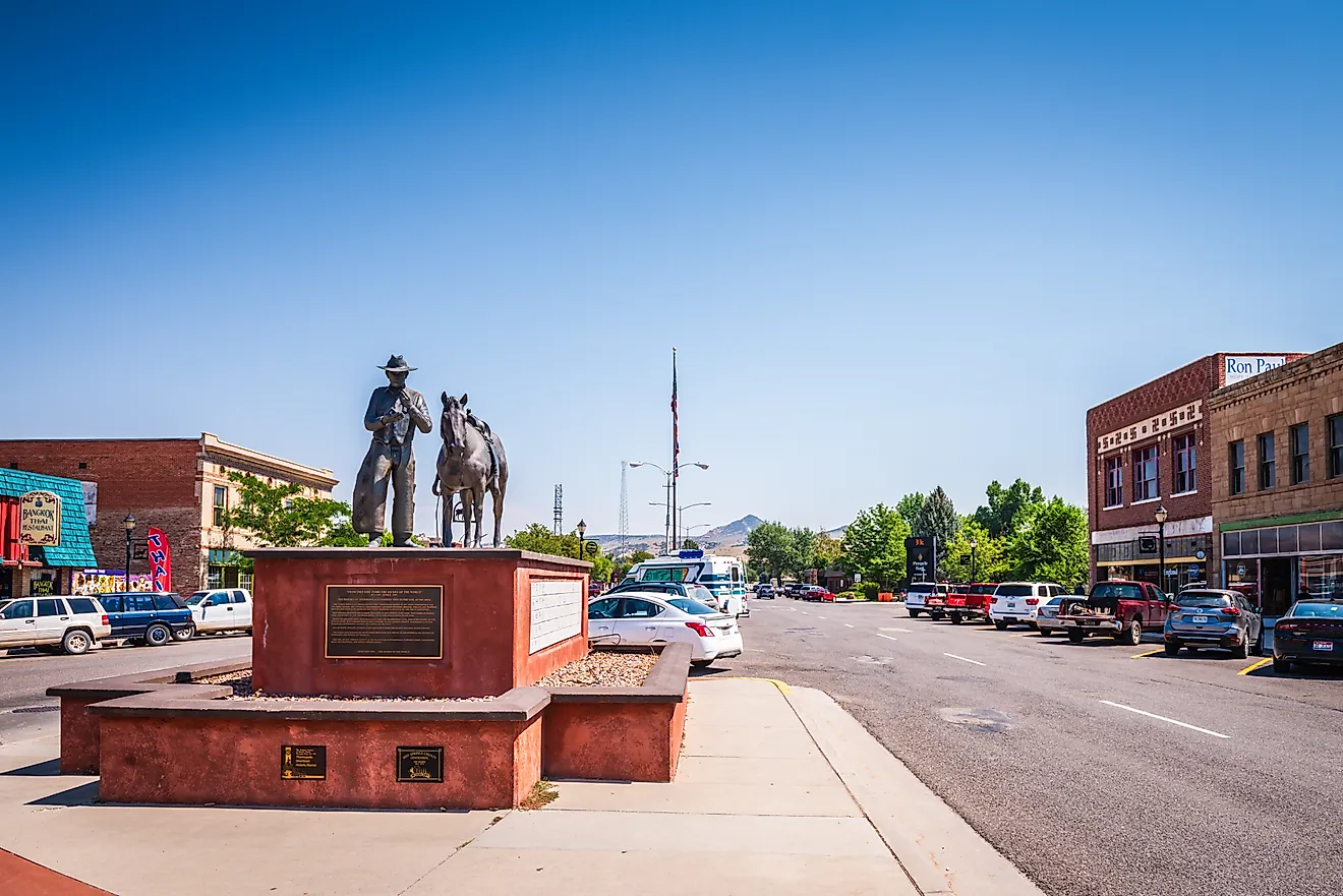 The bronze Soil to Riches statue by Carl Jensen on Broadstreet in Thermopolis Wyoming . Image credit: Sandra Foyt / Shutterstock.com