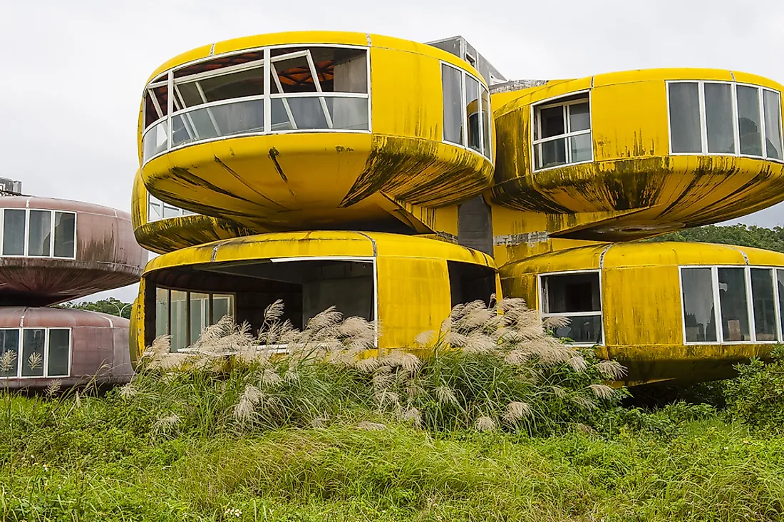 The famous Sanzhi UFO Houses in Taiwan, now demolished, resembled Futuro houses. 