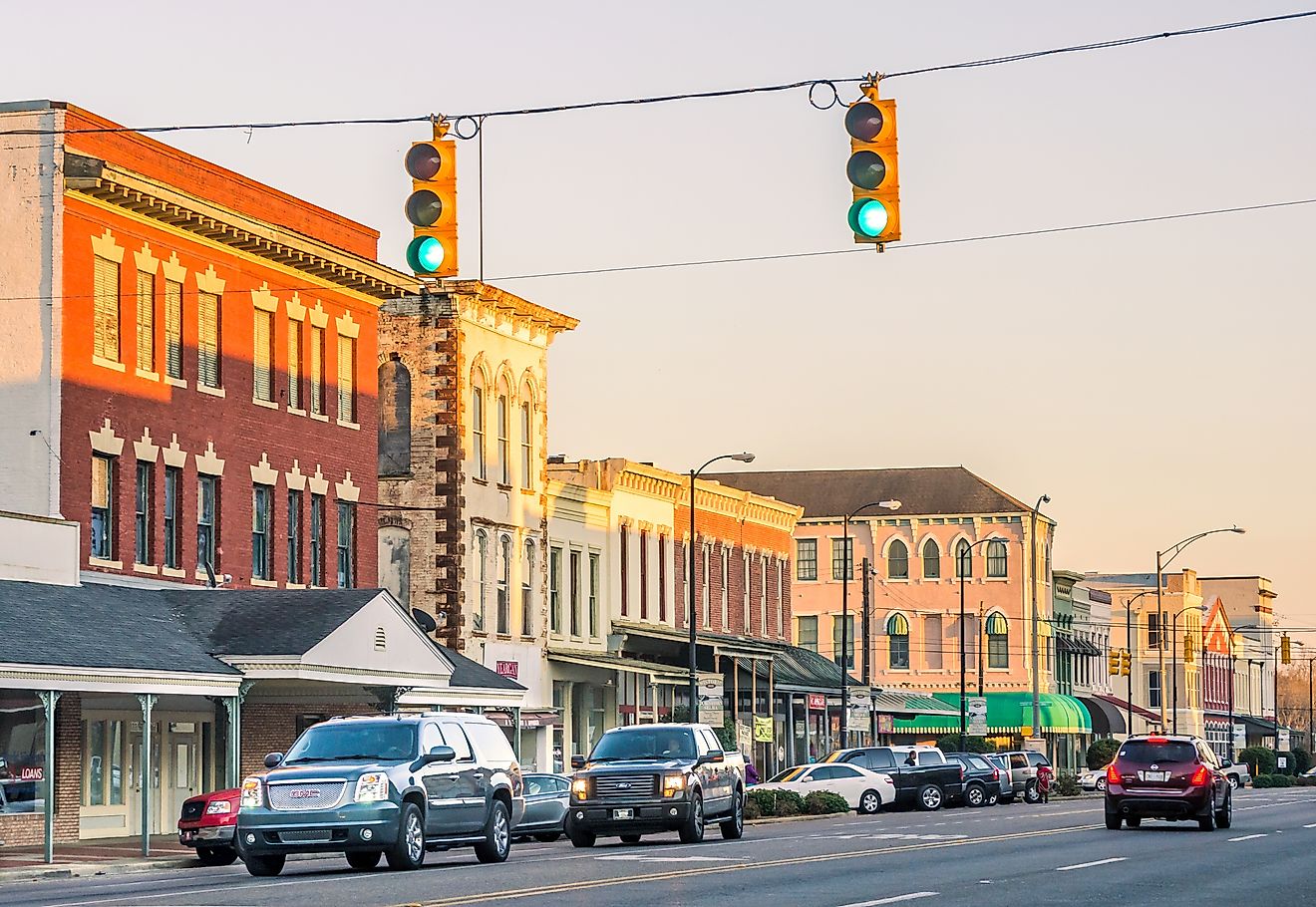 Cars driving down Broad Street at sunset in downtown Selma, Alabama. Image Credit: Carmen K. Sisson / Shutterstock