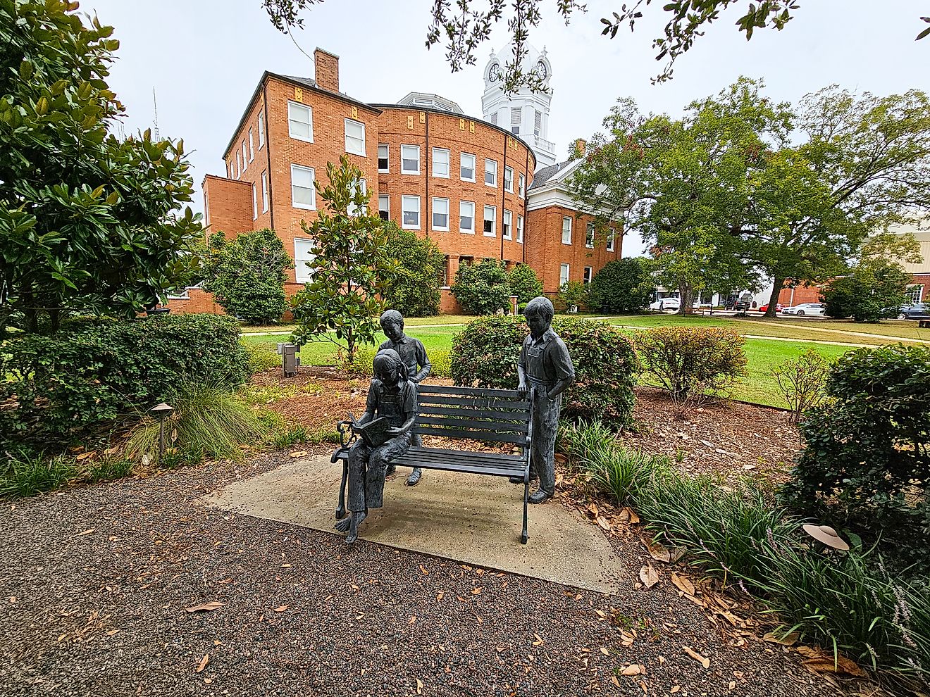 "To Kill a Mockingbird" sculpture in front of the Monroe County Courthouse Museum. Image: VioletSkyAdventures via Shutterstock.