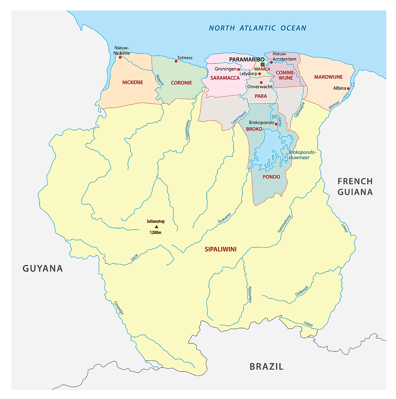 Mapa político de Surinam que muestra sus 10 distritos y la ciudad capital de Paramaribo.