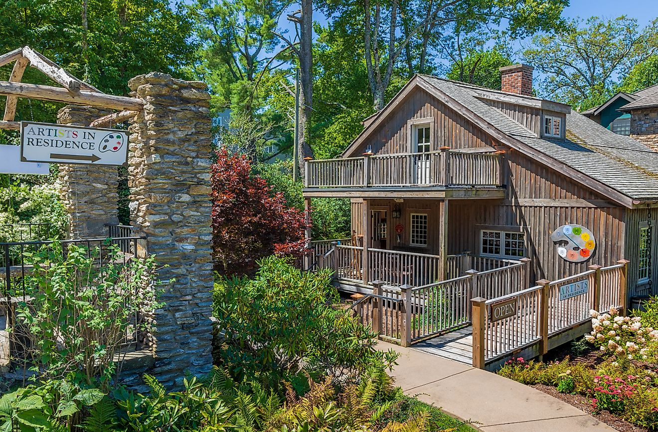 he Edgewood Cottage in Blowing Rock, North Carolina. Editorial credit: Nolichuckyjake / Shutterstock.com