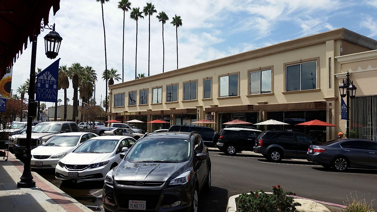 Downtown Hemet, south down North Harvard Street. By Thomas - Own work, CC BY-SA 4.0, wikimedia commons