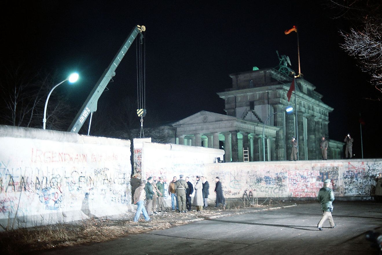 A crane removes a section of the Wall near Brandenburg Gate on 21 December 1989. Image credit: SSGT F. Lee Corkran/Public domain