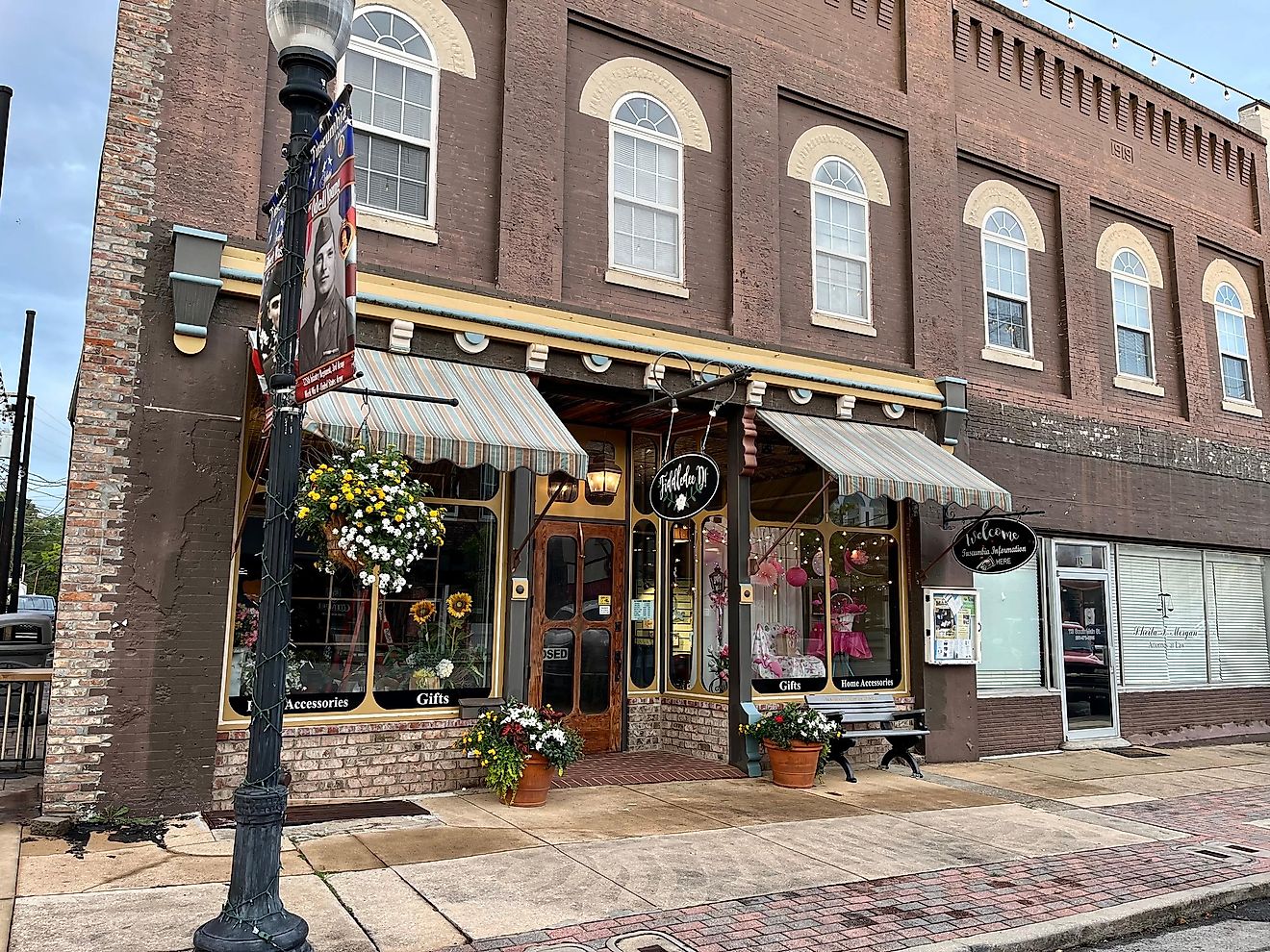 Tuscumbia, Alabama USA July 7, 2023 Scenes from downtown Tuscumbia, Alabama - shops and restaurants. Editorial Credit: Luisa P Oswalt via Shutterstock.