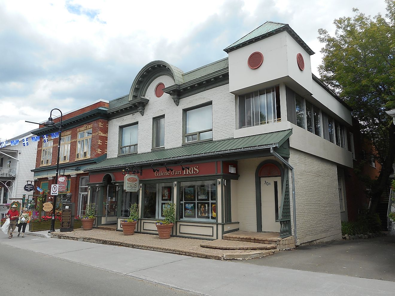 The Iris Art Gallery on Rue Saint-Jean-Baptiste in Baie-Saint-Paul, Quebec. Jeangagnon / Commons.Wikimedia.org