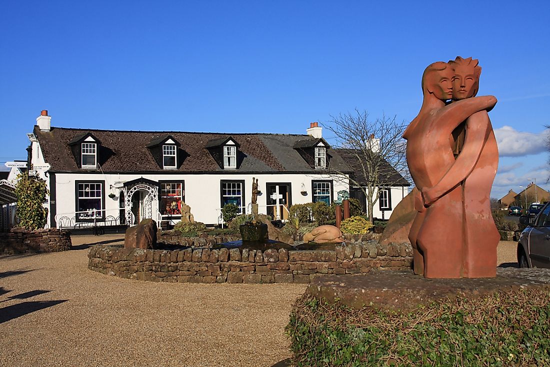 Sculpture of the Gretna Green lovers, in Gretna Green village. 