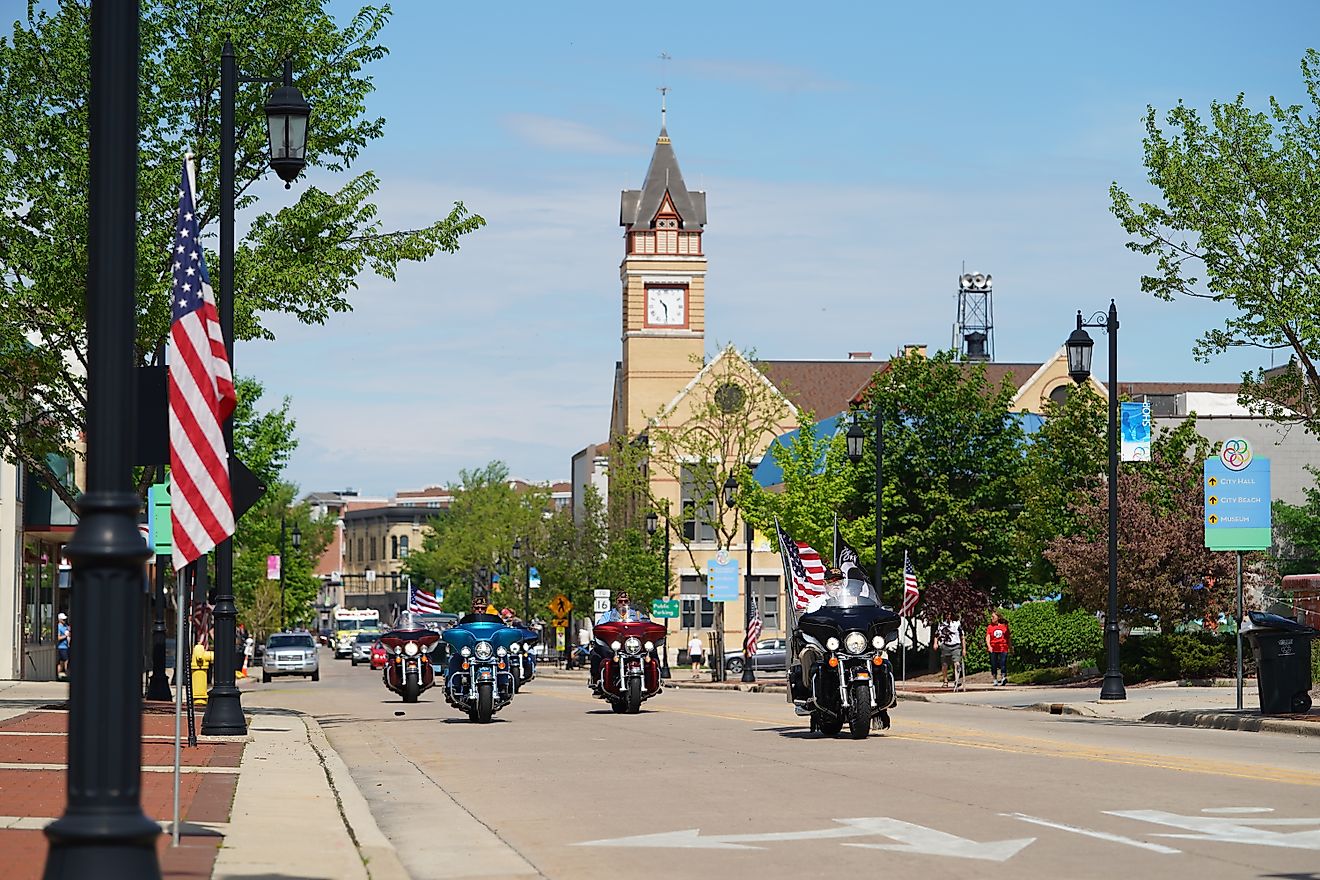 Oconomowoc, Wisconsin: Veterans of foreign wars of Oconomowoc community held a memorial veterans day parade, via Aaron of L.A. Photography / Shutterstock.com