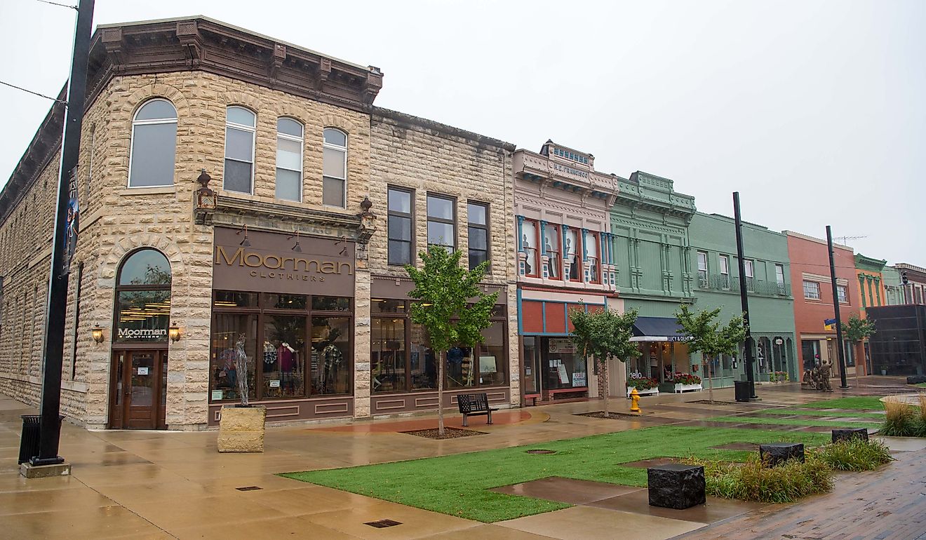 A plaza in Federal Avenue, Mason City, Iowa. Image credit: Chris via Wikimedia Commons.