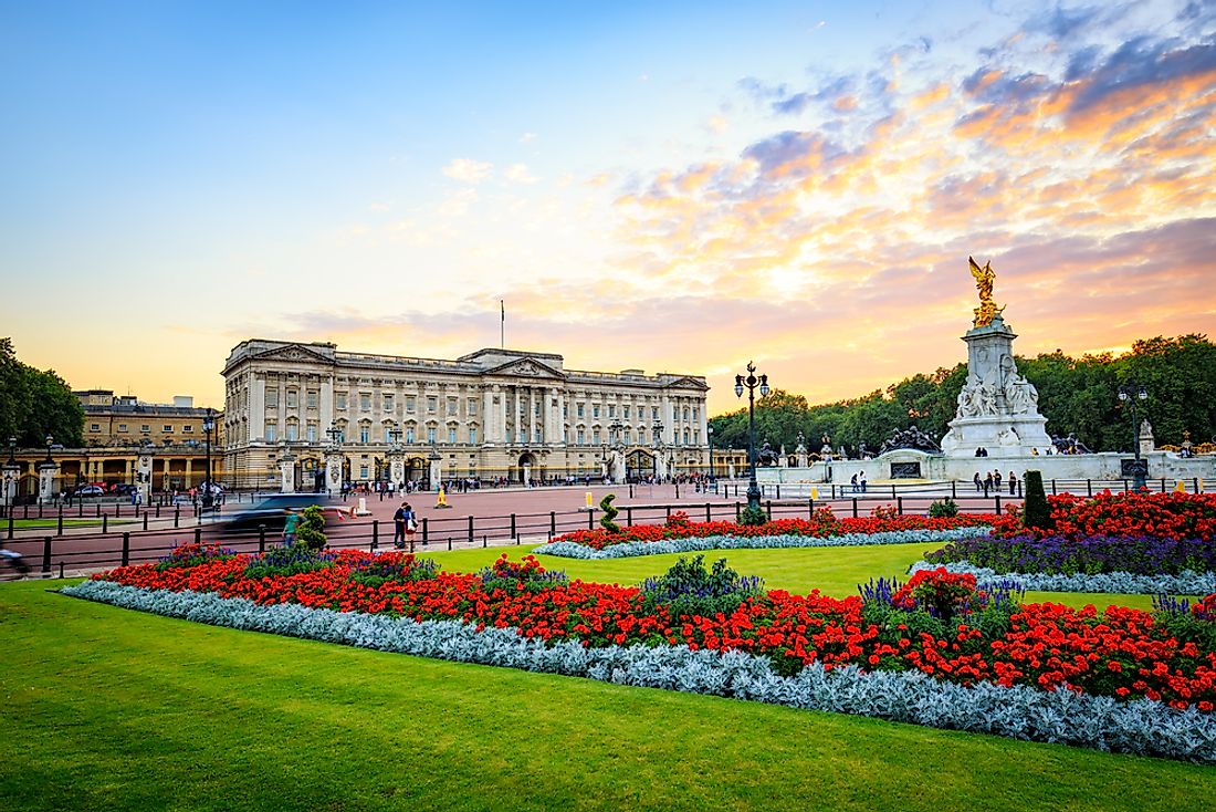 An outside view of Buckingham Palace. 