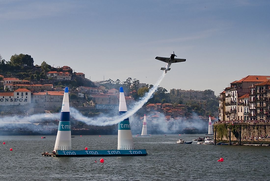 Pilots are on the clock to fly and maneuver through turns called Air Gates. Editorial credit: homydesign / Shutterstock.com